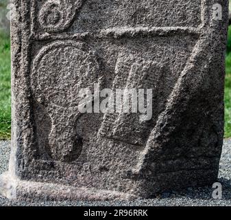 Der Jungfrauenstein. Pictish 9. C. Christian Cross Slab. Ostwand mit Spiegel- und Kammmotiven. Kapelle Garioch, Grampian Region, Schottland Stockfoto