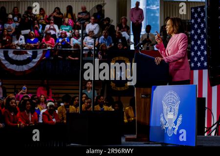 Charlotte, USA. 24. Juni 2023. Vizepräsident Kamala Harris spricht zum einjährigen Jahrestag der USA Die Entscheidung des Obersten Gerichtshofs in Dobbs im Grady Cole Center in Charlotte, North Carolina, am Samstag, den 24. Juni 2023. Das Urteil des Obersten Gerichtshofs in der Rechtssache Dobbs gegen Jackson Women's Health Organization hat den wegweisenden Abtreibungsrechtsfall von Roe gegen Wade aufgehoben. Foto: Eric S. Lesser/UPI Kredit: UPI/Alamy Live News Stockfoto