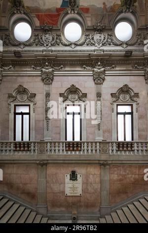 Treppe im Börsenpalast Palacio da Bolsa, neoklassizistisches prächtiges Gebäude, Porto, Portugal Stockfoto