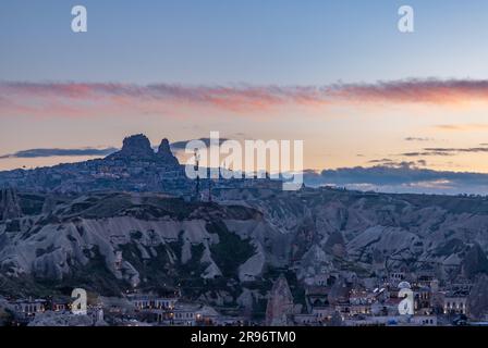 Ein Bild des Uchisar Castle bei Sonnenuntergang aus der Stadt Goreme. Stockfoto