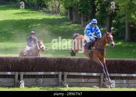 GODSTONE, Surrey/UK - 2. Mai: Point Racing bei Godstone Surrey am 2. Mai 2009 zu zeigen. Zwei nicht identifizierte Personen Stockfoto