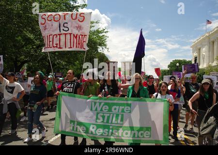 Washington DC, USA. 24. Juni 2023. Demonstranten für Abtreibungsrechte marschieren in die USA Oberster Gerichtshof zum ersten Jahrestag der Dobbs-Entscheidung. Kredit: Philip Yabut/Alamy Live News Stockfoto