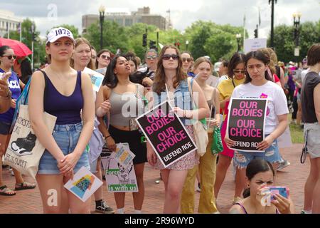 Washington DC, USA. 24. Juni 2023. Demonstranten von Abtreibungsrechten treffen sich zum ersten Jahrestag der Dobbs-Entscheidung. Kredit: Philip Yabut/Alamy Live News Stockfoto