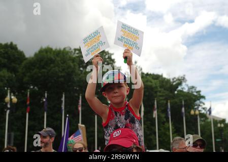 Washington DC, USA. 24. Juni 2023. Am ersten Jahrestag der Dobbs-Entscheidung hält ein Kind bei einem Protest gegen Abtreibungsrechte Schilder hoch. Kredit: Philip Yabut/Alamy Live News Stockfoto