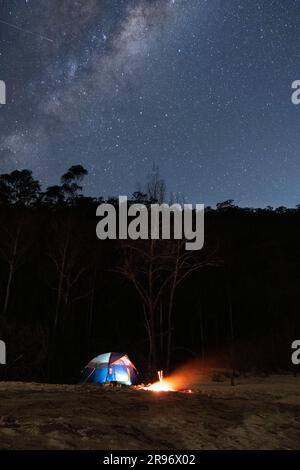 Camping Langzeitfoto der Milchstraße und Zelt am Strand in den Blue Mountains von NSW, Australien Stockfoto