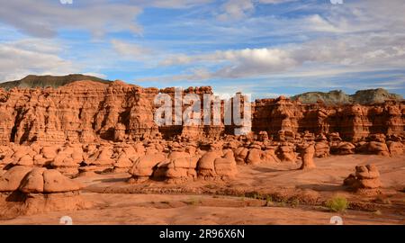 Unglaubliche Hoodoo-Felsformationen an einem sonnigen Tag im Goblin Valley State Park, utah Stockfoto
