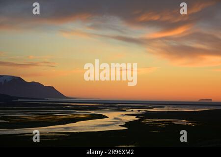 Wunderschöner Sonnenuntergang um Mitternacht über den Sümpfen, Klippen und der Bucht in der Nähe von saudarkrokur im Norden Islands Stockfoto