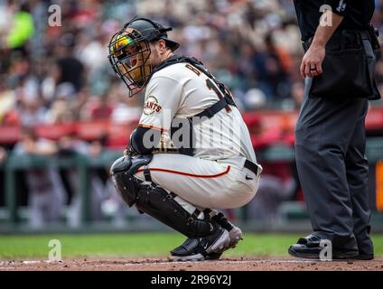 Juni 24 2023 San Francisco CA, USA Patrick Bailey (14), der Catcher in San Francisco, blickt auf das Dugout während des Westspiels der MLB NL zwischen den Arizona Diamondbacks und den San Francisco Giants im Oracle Park San Francisco Calif Thurman James/CSM Stockfoto