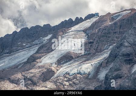 Eine Nahaufnahme eines Gletschers am Marmolada-Berg in den Dolomiten, Südtirol, Italien Stockfoto