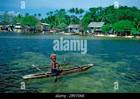Kind im Auslegerboot, Kavieng, New Ireland, Papua-Neuguinea Stockfoto