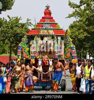 Hindus am Hauptfesttag der Großen Prozession Theer, Tempelfestival, Hamm, Ruhrgebiet, Nordrhein-Westfalen, Deutschland Stockfoto