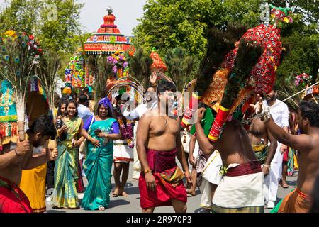 Hindus am Hauptfesttag der Großen Prozession Theer, Tempelfestival, Hamm, Ruhrgebiet, Nordrhein-Westfalen, Deutschland Stockfoto