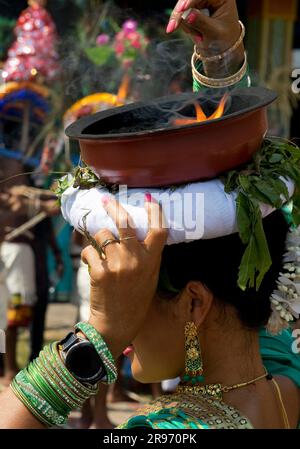 Eine Hindu-Frau trägt eine Feuerschale während der großen Prozession Theer, Tempelfestival, Hamm, Ruhrgebiet, Nordrhein-Westfalen, Deutschland Stockfoto