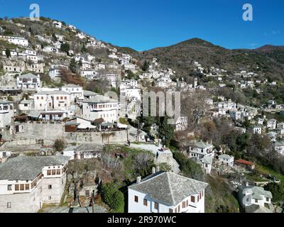 Eine malerische Stadt Makrinitsa, Pelio, Griechenland, umgeben von sanften grünen Hügeln und Bergen Stockfoto