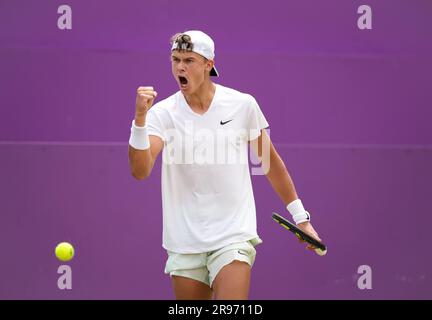 London, Großbritannien. 24. Juni 2023. Holger Rune (DEN) während seines Halbfinalspiels am sechsten Tag (Halbfinaltag) des LTA Cinch Championships Tennis Tournament 2023, ATP 500 Event im Queen's Club, London, England am 20. Juni 2023. Foto von Andy Rowland. Kredit: Prime Media Images/Alamy Live News Stockfoto