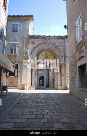 Eingangsportal zur Euphrasius-Basilika, Porec, Istrien Kroatien Stockfoto