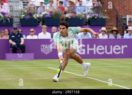 London, Großbritannien. 24. Juni 2023. Carlos Alcaraz (SPA) in Aktion während seines Halbfinalspiels am sechsten Tag (Halbfinaltag) des LTA Cinch Championships Tennis Tournament 2023, ATP 500 Event im Queen's Club, London, England am 20. Juni 2023. Foto von Andy Rowland. Kredit: Prime Media Images/Alamy Live News Stockfoto