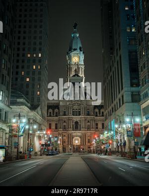 Philadelphia City Hall und Broad Street bei Nacht, Philadelphia, Pennsylvania Stockfoto