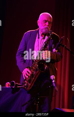 San Francisco, Kalifornien, USA. 21. April 2015. Peter Brotzmann spielt Free Jazz Saxophone (Credit Image: © Rory Merry/ZUMA Press Wire) – NUR REDAKTIONELLE VERWENDUNG! Nicht für den kommerziellen GEBRAUCH! Stockfoto