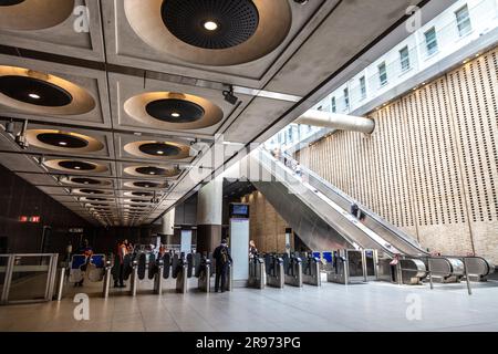 Innenseite des Bahnhofs Elizabth Line in Paddington, London, England, Großbritannien Stockfoto