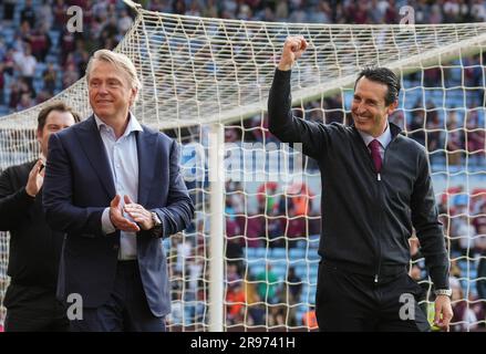 Aston Villa Managerin Unai Emery und Besitzer Wes Edens, nachdem sie sich während des Premier League-Spiels zwischen Aston Villa und Brighton einen europäischen Fußball gesichert hatten Stockfoto