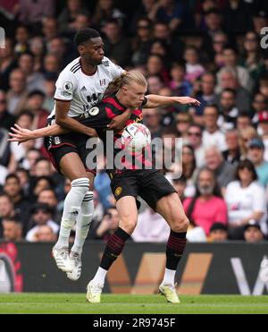 Erling Braut Haaland von man City & Tosin Adarabioyo von Fulham während des Premier League-Spiels zwischen Fulham und Manchester City in Craven Cottage, Lo Stockfoto