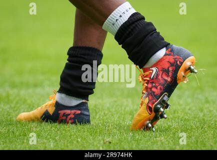 Die personalisierten Fußballschuhe von Adama Traoré of Wolves während des 2021/22 stattfindenden Vorsaison-Freundschaftsspiels zwischen Coventry City und Wolverhampton Wandere Stockfoto