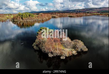 Loch Kinord Crannog prähistorische Eisenzeit künstliche Inselsiedlung. Muir von Dinnet, Grampian, Schottland. Frühling. Luftaufnahme nach Osten Stockfoto