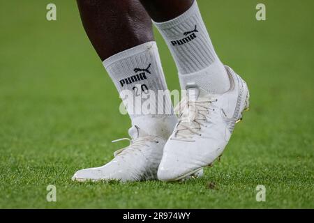 Die nike Fußballschuhe von Adebayo Akinfenwa von Wycombe Wanderers spielen vor dem Spiel des Carabao Cup zwischen Manchester City und Wycombe Wanderers Stockfoto