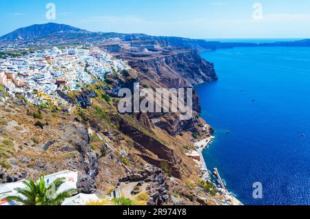Panoramablick auf das malerische Santorin oder Thira mit der Stadt Fira, einer Hauptstadt mit weißen Häusern, die am Rand des 400 Meter hohen Caldera erbaut wurden Stockfoto