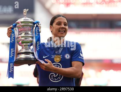 Sam Kerr von Chelsea Women posiert mit der Siegertrophäe während des Finalspiels des Frauen-FA-Pokals zwischen Chelsea Women und Manchester United Women bei Wem Stockfoto