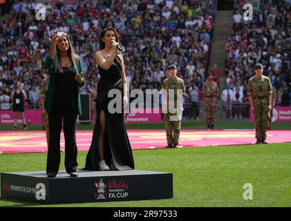 Sängerin Jasmine Faulkner führt die Nationalhymne vor dem Finale des Frauen-FA-Pokals zwischen Chelsea Women und Manchester United Women in Wem auf Stockfoto