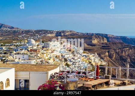 Malerischer Blick auf die Insel Santorin von der katholischen Kathedrale des Heiligen Johannes des Täufers auf der Insel Fira Santorini, Griechenland Stockfoto