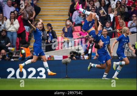 Sam Kerr von Chelsea Women feiert das Siegertor beim Finalspiel des Frauen-FA-Pokals zwischen Chelsea Women und Manch mit einem Sommersault Stockfoto