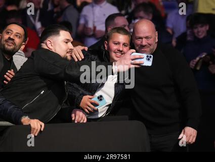 UFC-Präsidentin Dana White posiert für Fotos mit Zuschauern während der UFC London Fight Night im O2, London, England am 19. März 2022. Foto von Stockfoto