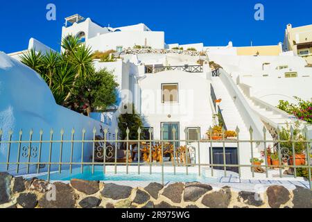 Wunderschöne Außenfassade von gehobenen Resorthotels, schöne Terrasse mit Pool in Fira oder Thera-Hauptstadt von Santorin oder Thira Insel, Kykladen, Griechenland Stockfoto