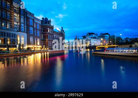 Dämmerungsbild der Amstel am Muntplein Stockfoto