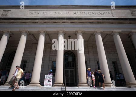 Columbia, USA. 24. Juni 2023. Demonstranten beten vor dem Obersten Gerichtshof von South Carolina in Erwartung der Anhörungen nächste Woche zu einem kürzlich verabschiedeten Abtreibungsgesetz. Das Gericht wird mit der Verhandlung von Argumenten beginnen, die das kürzlich vom Staat am 27. Juni verabschiedete sechswöchige Abtreibungsverbot in Frage stellen - nachdem das frühere Gesetz des Staates im Januar niedergeschlagen wurde. Kredit: SOPA Images Limited/Alamy Live News Stockfoto