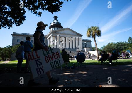 Columbia, USA. 24. Juni 2023. Demonstranten versammeln sich vor dem South Carolina Statehouse, um dem Jahrestag des Sturzes von Roe gegen Wade zu gedenken. Das Gericht wird mit der Verhandlung von Argumenten beginnen, die das kürzlich vom Staat am 27. Juni verabschiedete sechswöchige Abtreibungsverbot in Frage stellen - nachdem das frühere Gesetz des Staates im Januar niedergeschlagen wurde. Kredit: SOPA Images Limited/Alamy Live News Stockfoto