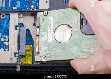 Cyber Data Attack Konzept: Kaputter Laptop, Crash-Motherboard, Speicher Festplatte elektronische Hardware Probleme auf weißem Desktop, Backup Information Maintenance Stockfoto