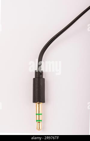 3,5mm Kopfhörerbuchse mit Kabel auf weißem Hintergrund isoliert Stockfoto