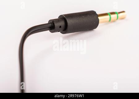 3,5mm Kopfhörerbuchse mit Kabel auf weißem Hintergrund isoliert Stockfoto