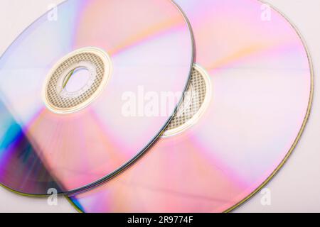 Zwei Discs SD, DVD auf weißem Hintergrund isolieren Stockfoto