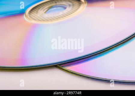 Zwei Discs SD, DVD auf weißem Hintergrund isolieren Stockfoto