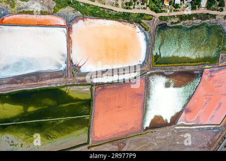 Salzwasserteiche im Prozess der Salzentsalzung zur Salzgewinnung in der Gemeinde Yavaros, Gemeinde Huatabampo, Sonora, Mexiko aus der Vogelperspektive. Rosafarbene Farbe, geometrische Figuren, hydraulische oder salzhaltige Extraktion, Wasser unter der Erdoberfläche, das Salzablagerungen auflöst und dabei eine Salzlake bildet, grüne Farbe, orangefarbene Farbe, Farben. (Foto: Luis Gutierrez / NortePhoto.com) Vista Area de Estanques de agua Salada de mar en proceso de desalinar para extraccion de Sal en la comunidad de Yavaros municipio de Huatabampo Sonora Mexiko. Color rosado, Figuren Geometricas, Stockfoto