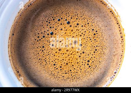 Kaffeesahne auf einer warmen Farbe Stockfoto