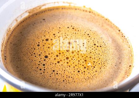 Kaffeesahne auf einer warmen Farbe Stockfoto