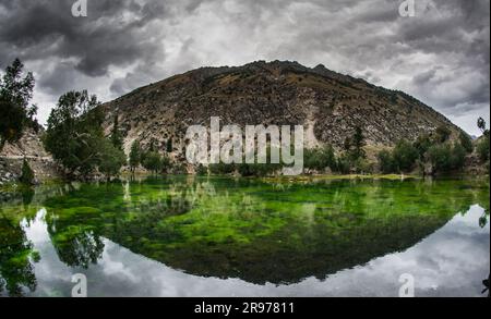 Satrangi (Regenbogen) Lake, Naltar Valley, Pakistan. Dieser See ist berühmt für sein kristallklares Wasser. Man muss die Jeep-Bahn von Nomal Valley nehmen Stockfoto