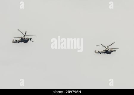 Zwei Militärhubschrauber Ka-52 Alligator Air Force VCS aus Russland fliegen gegen den wolkigen Himmel Stockfoto