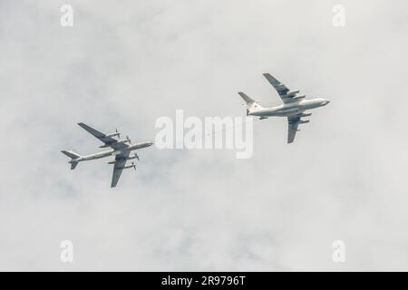 Zwei Il-78- und TU-95-Flugzeuge tanken in der Luft auf und fliegen gegen die Wolken Stockfoto